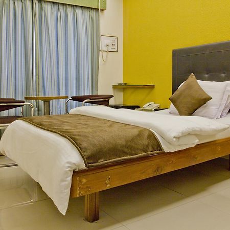سورات Hotel Executive المظهر الخارجي الصورة