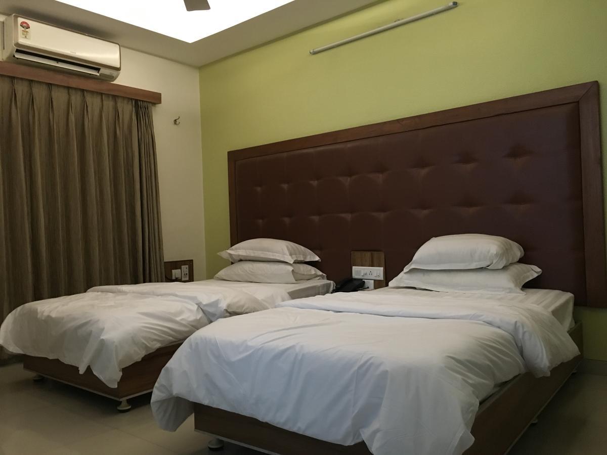 سورات Hotel Executive المظهر الخارجي الصورة