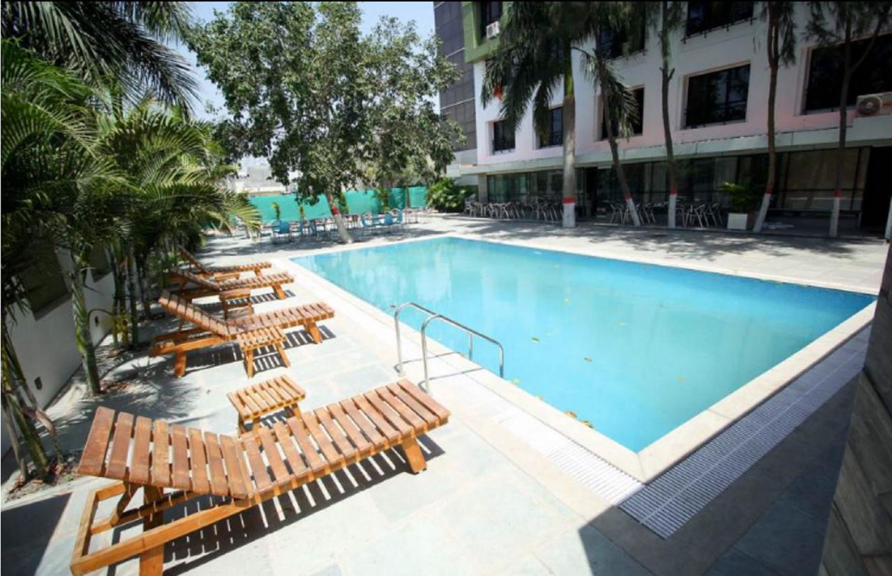 سورات Hotel Executive المظهر الخارجي الصورة