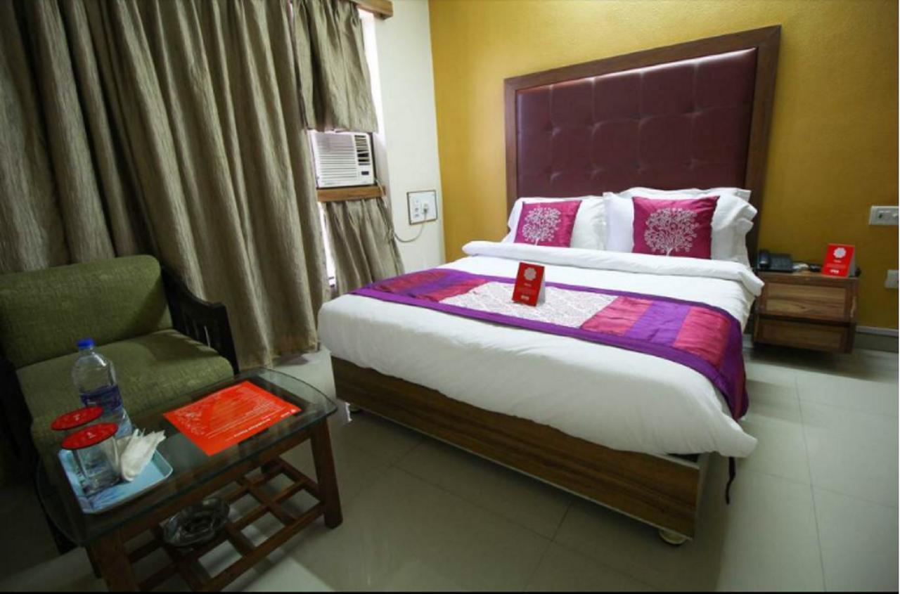 سورات Hotel Executive المظهر الخارجي الصورة