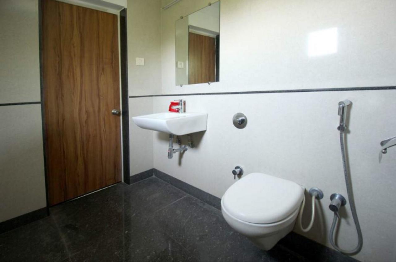 سورات Hotel Executive المظهر الخارجي الصورة