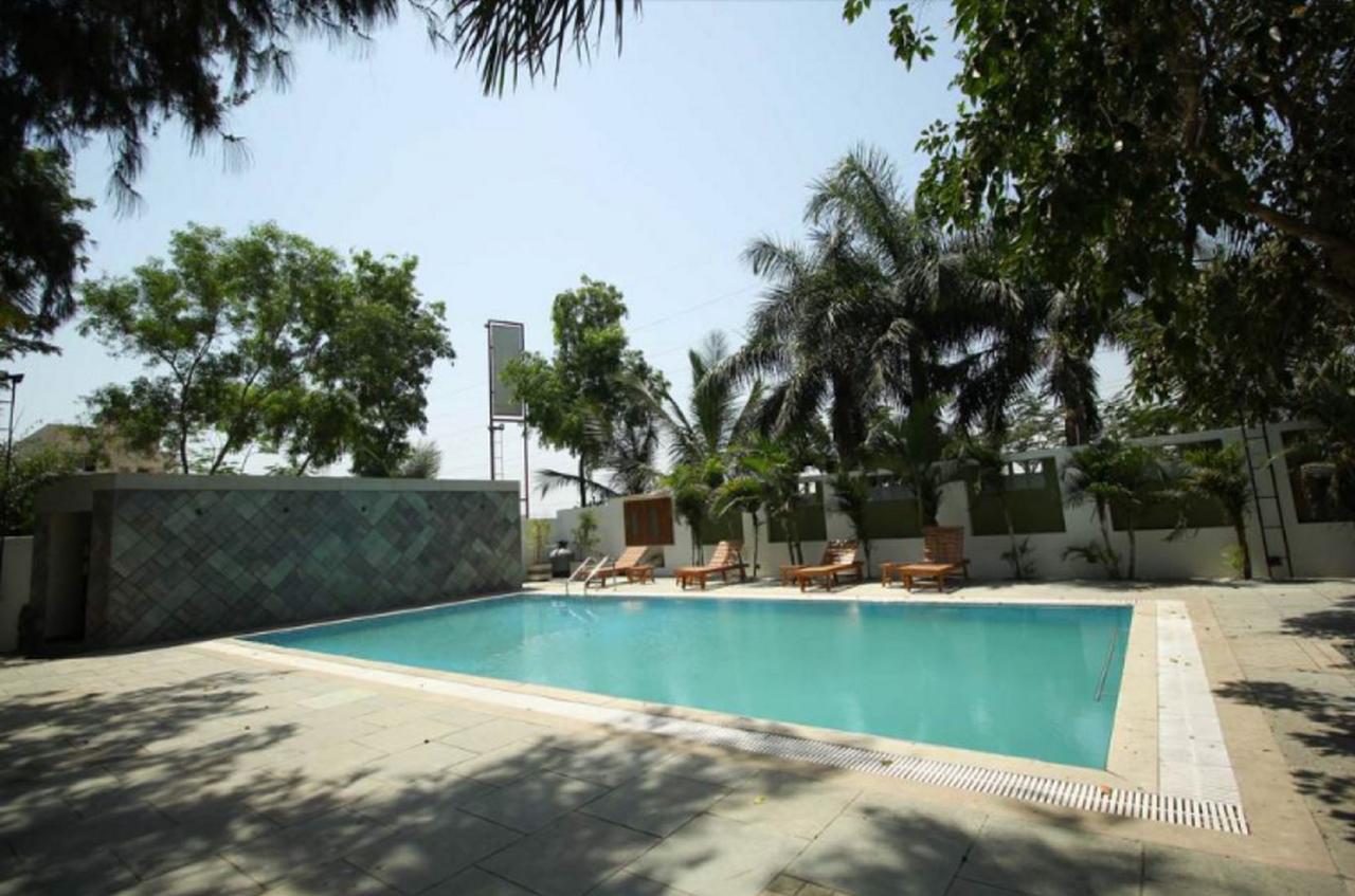 سورات Hotel Executive المظهر الخارجي الصورة