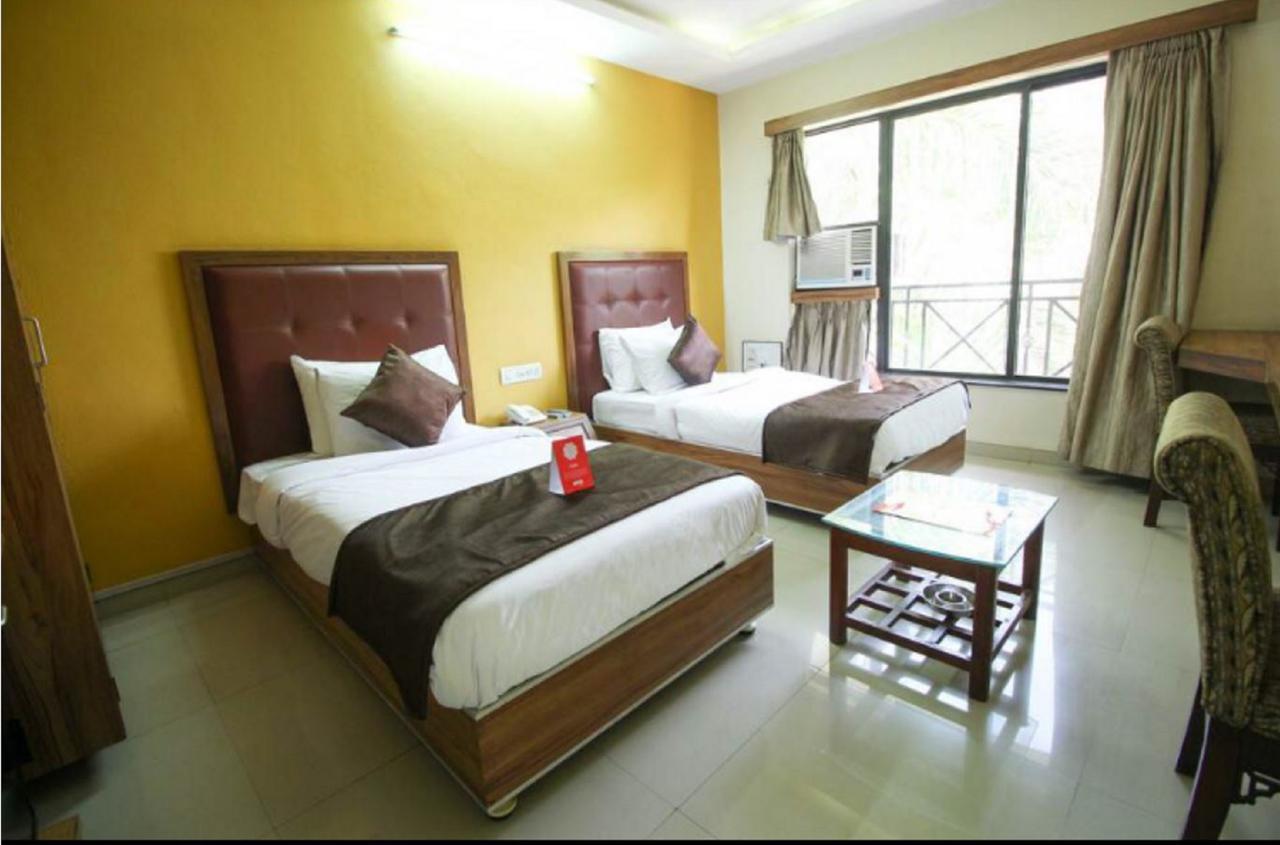 سورات Hotel Executive المظهر الخارجي الصورة