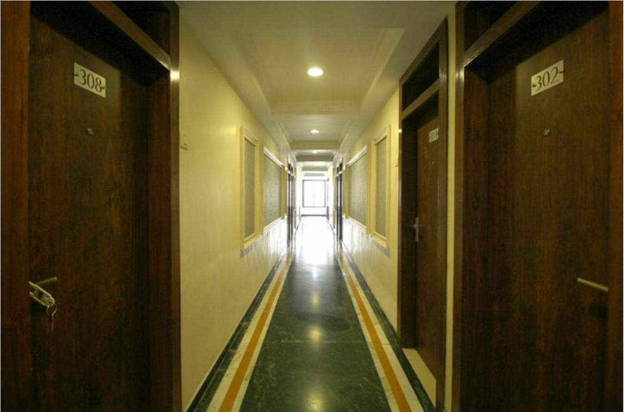 سورات Hotel Executive المظهر الخارجي الصورة
