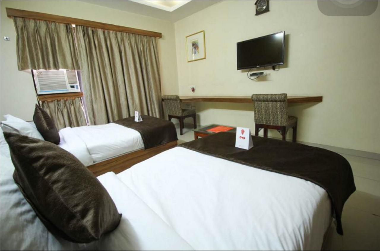سورات Hotel Executive المظهر الخارجي الصورة