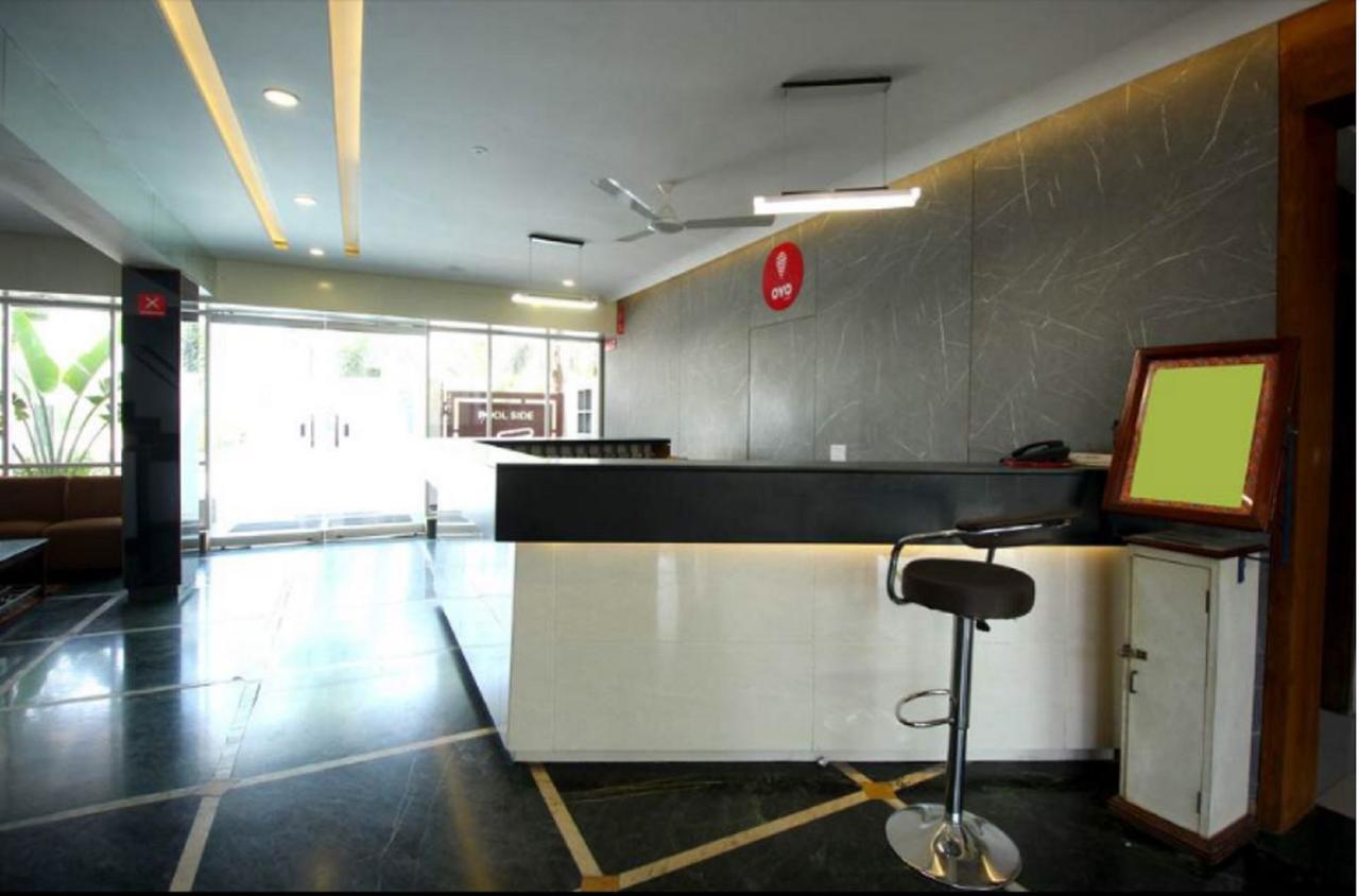 سورات Hotel Executive المظهر الخارجي الصورة