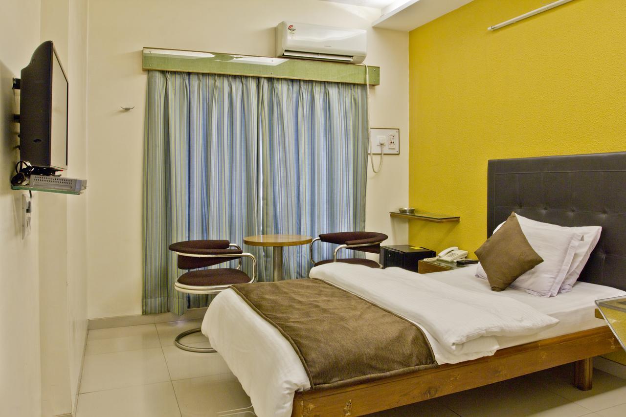 سورات Hotel Executive المظهر الخارجي الصورة
