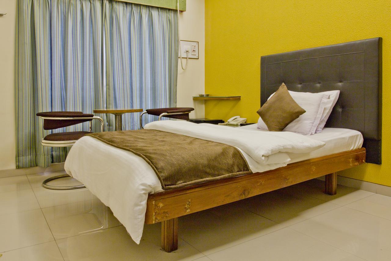 سورات Hotel Executive المظهر الخارجي الصورة
