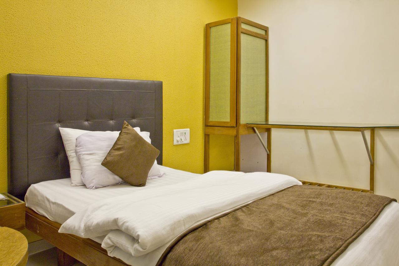 سورات Hotel Executive المظهر الخارجي الصورة