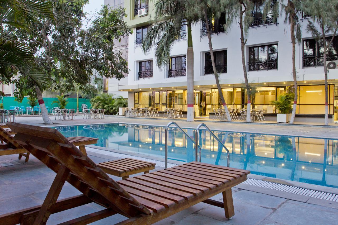 سورات Hotel Executive المظهر الخارجي الصورة