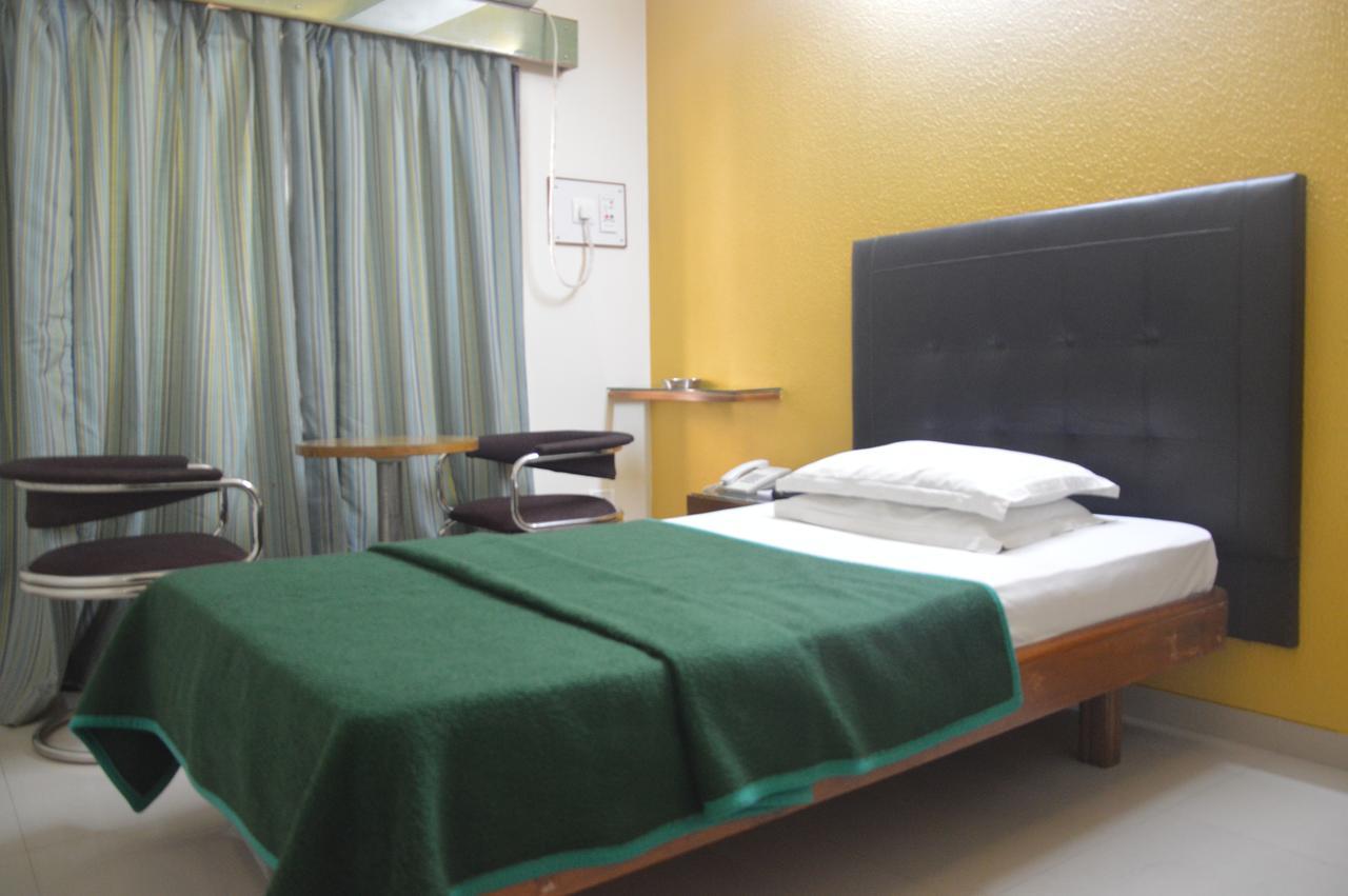 سورات Hotel Executive المظهر الخارجي الصورة