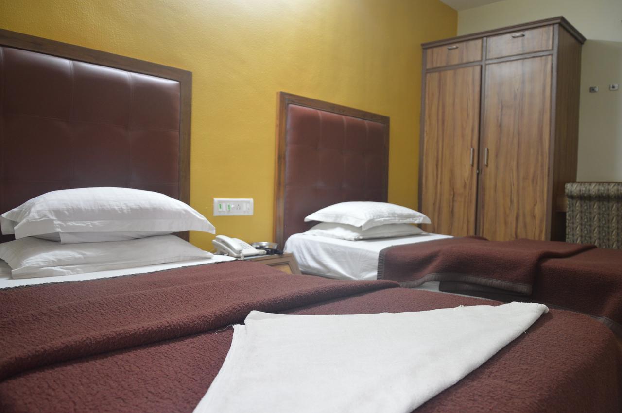 سورات Hotel Executive المظهر الخارجي الصورة
