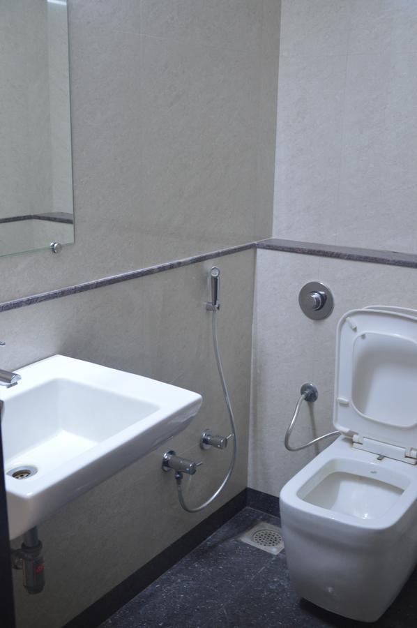 سورات Hotel Executive المظهر الخارجي الصورة